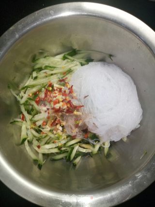 Cucumber Mixed with Vermicelli in Oil recipe