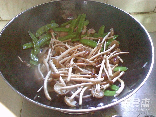 Sliced Pork with Tea Tree Mushroom recipe