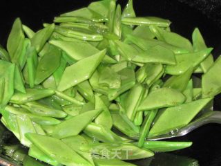 Stir-fried Kidney Beans with Tomato Pork recipe