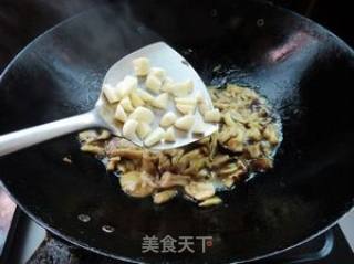 Stir-fried Pine Hair Fungus with Kokona Leaf recipe