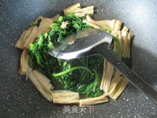 Fried Wormwood with Yuba recipe