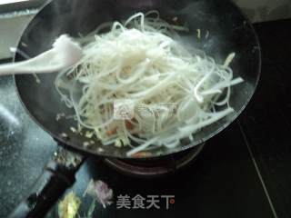 Stir-fried Hor Fun with Shredded Pork with Cabbage and Mushroom recipe