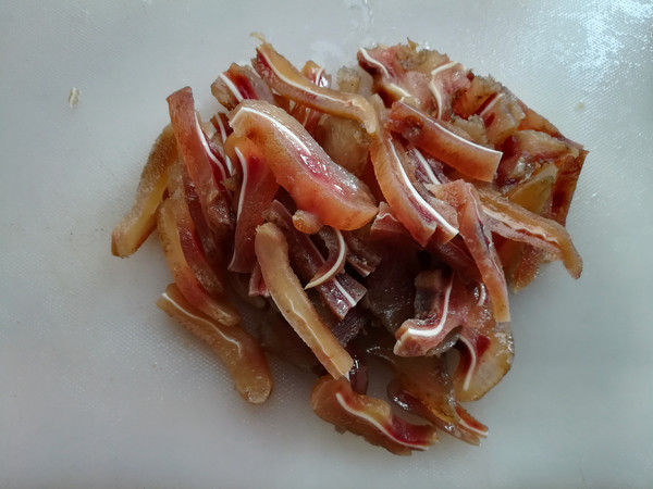 Stir-fried Pork Ears with Green Peppers recipe