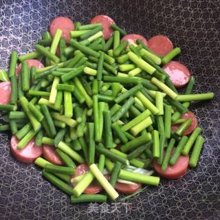 Sausage Fried with Garlic Moss recipe