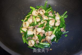 Stir-fried Cuttlefish with Spring Chives recipe