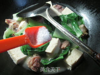 Boiled Frozen Tofu with Chicken Drumsticks in Green Vegetables recipe