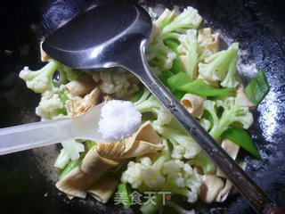 Stir-fried Cauliflower with Hot Pepper Bean Knot recipe