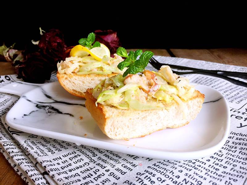 [western Style] Whole Wheat Bread with Crab Meat and Lettuce Salad
