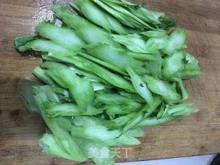 Stir-fried Vegetable Stem with Oil Dregs recipe