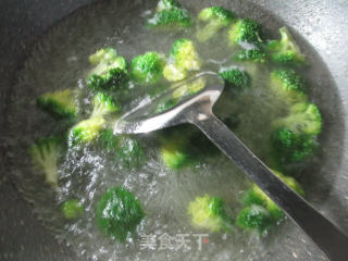 Stir-fried Broccoli with Shrimp Balls recipe