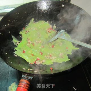 Lettuce Slices with Dried Chilli Minced Meat recipe
