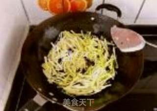 Scrambled Eggs with Garlic and Yellow Fungus recipe