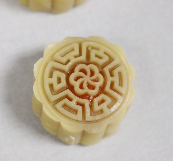 Cantonese Egg Yolk Mooncake recipe