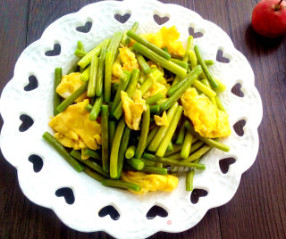Scrambled Eggs with Garlic Stalks recipe