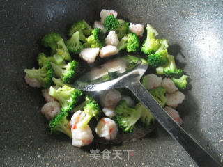 Stir-fried Broccoli with Shrimp Balls recipe