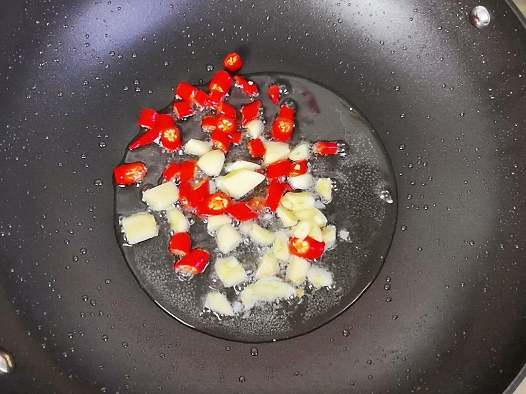 Stir-fry Celery for Fragrant and Dry, Should We Fry Celery First or Fry for Fragrant Dry First? recipe