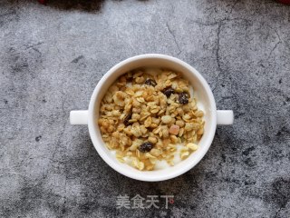 Nectarine Granola Mixed with Yogurt recipe