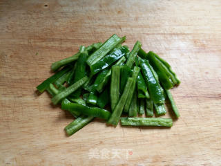 Stir-fried Green Pepper and Garlic Sprouts with Dace in Black Bean Sauce recipe