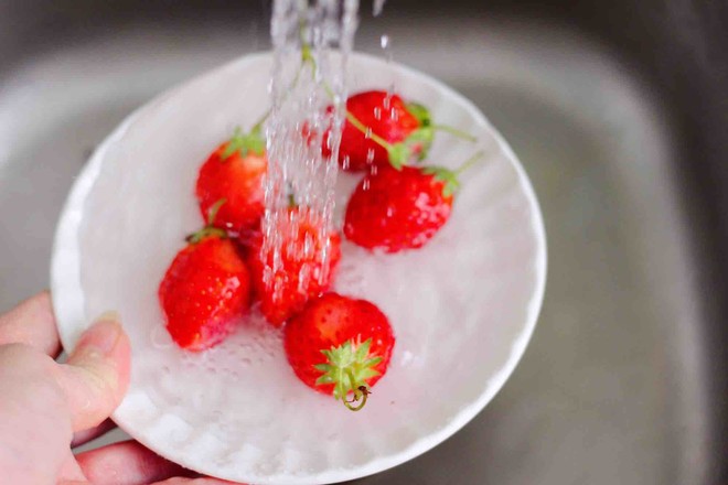 Cherries and Strawberry Iced Milkshake recipe