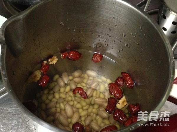 Red Dates and Peanut Soy Milk recipe