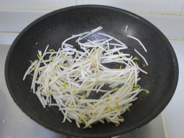 Rice Noodles with Chives and Shredded Pork recipe