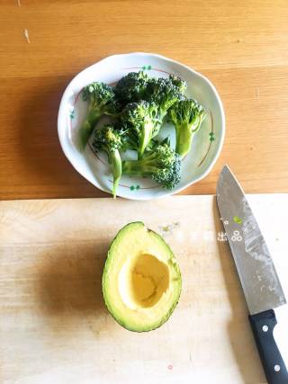 Low-calorie Salad with Avocado and Broccoli in Japanese Cuisine recipe
