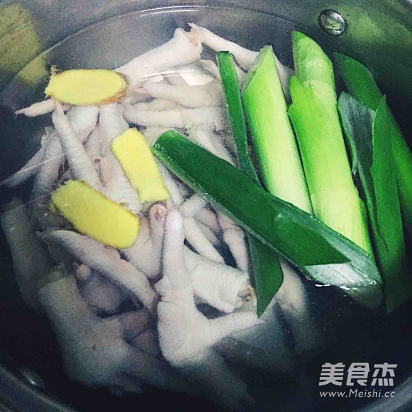 Chicken Feet with Wild Pepper recipe