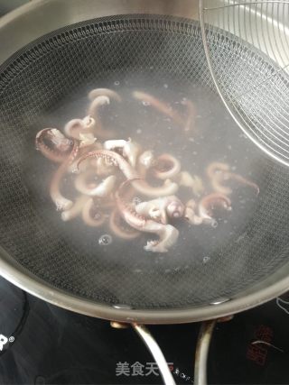 Stir-fried Squid Legs with Garlic Moss recipe