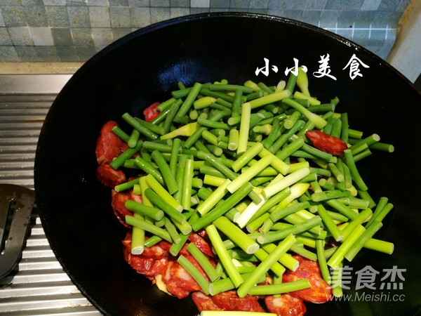 Stir-fried Sausage with Garlic Moss: Seductive Sichuan Cuisine with A Strong Smell of Hemp recipe