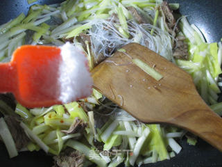 Stir-fried Vermicelli with Beef Slices with Leek Sprouts recipe