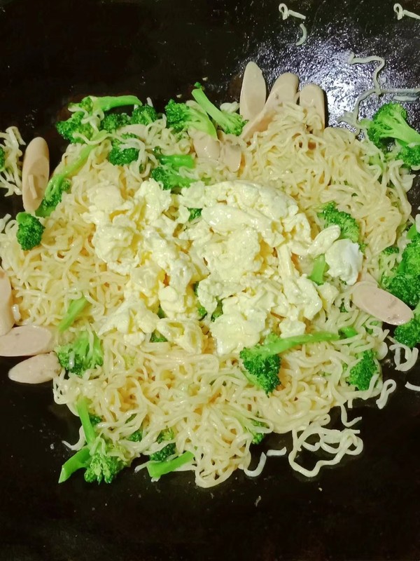 Stir-fried Cheese Noodles with Ham and Egg recipe