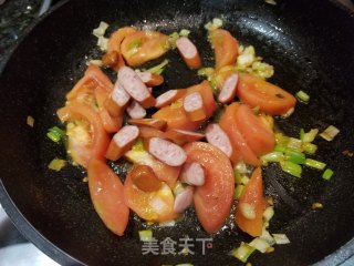 Fried Noodles with Tomato Crispy Sausage recipe