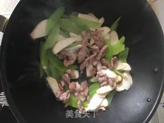 Stir-fried Pork with Pleurotus Eryngii and Lettuce recipe