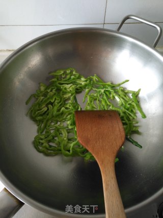 Stir-fried Rice Noodles with Green Pepper and Pork recipe