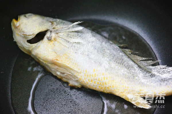 Small Yellow Croaker with Thai Sauce recipe