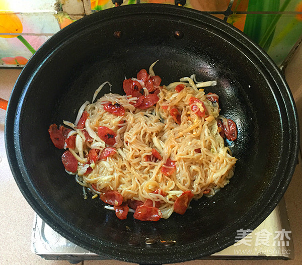 Cantonese Sausage Stir-fried Rice Noodles recipe