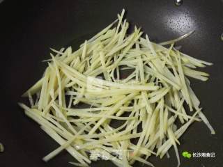 Stir-fried Shredded Potatoes with Celery recipe