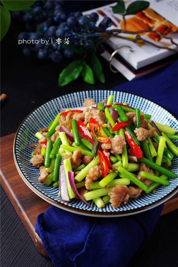 Stir-fried Pork with Garlic Sprouts recipe