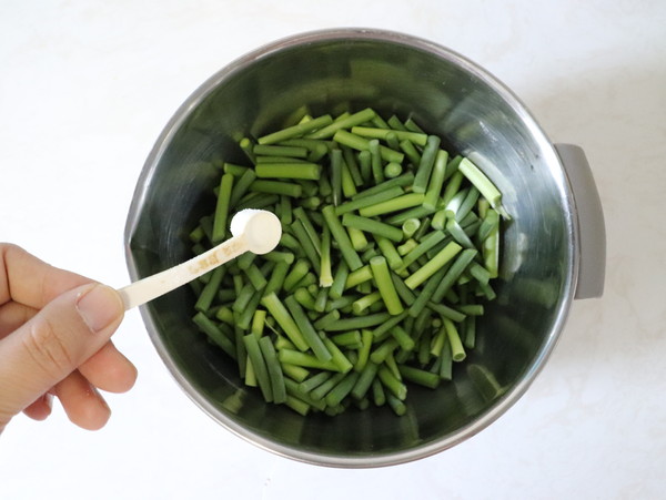 Stir-fried Pork with Garlic Moss recipe