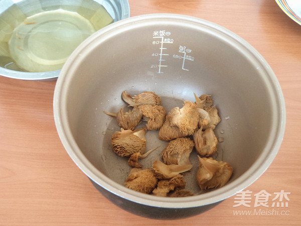 Beef Balls in Claypot with Hericium recipe