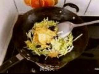 Scrambled Eggs with Garlic and Yellow Fungus recipe