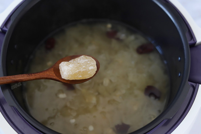 Barley, Red Dates and Tremella Soup recipe