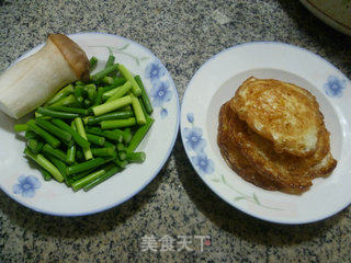 Stir-fried Lotus Leaf Egg with Oyster Mushroom and Garlic Sprouts recipe