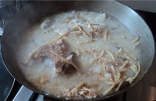 Houttuynia Crucian Carp Soup recipe