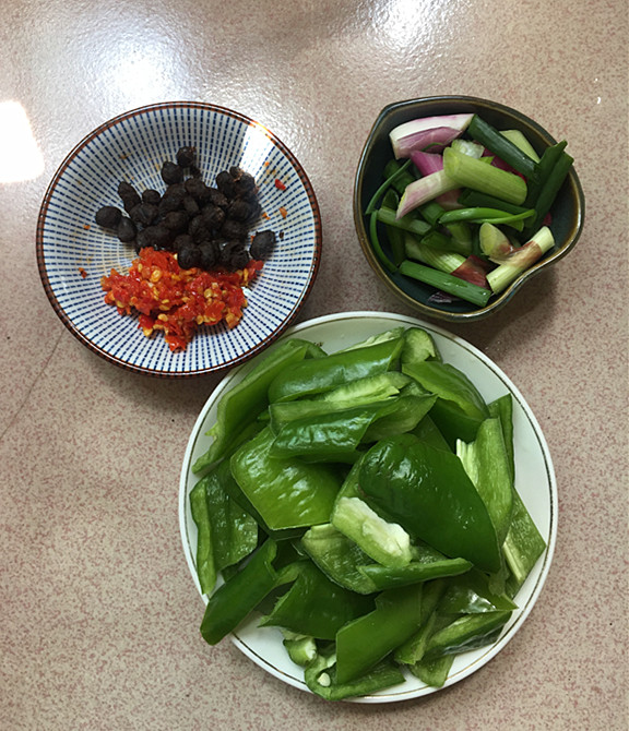 Stir-fried Pork Blood Meatballs with Green Peppers recipe