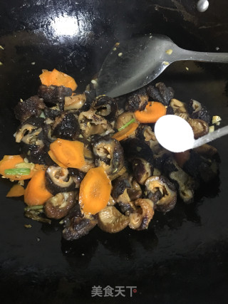 Braised Sea Cucumber Skin with Mushrooms recipe