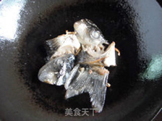 Simple and Simple-fried Fish Head with Pickled Pepper recipe