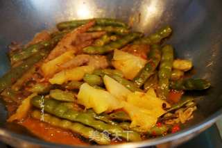 Stewed Pineapple and Chicken Feet with Beans recipe