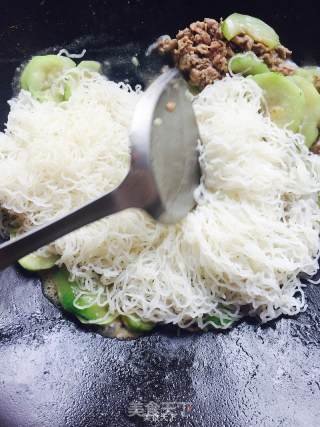 Stir-fried Vermicelli with Loofah and Goose recipe