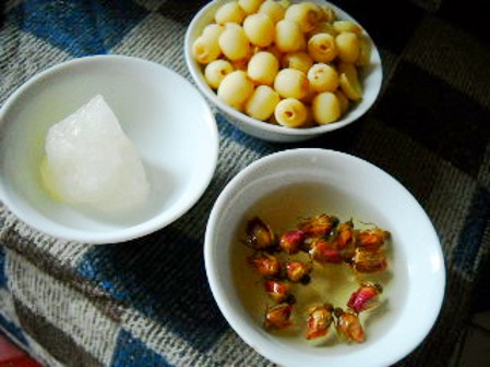 Rose Tremella and Lotus Seed Soup recipe